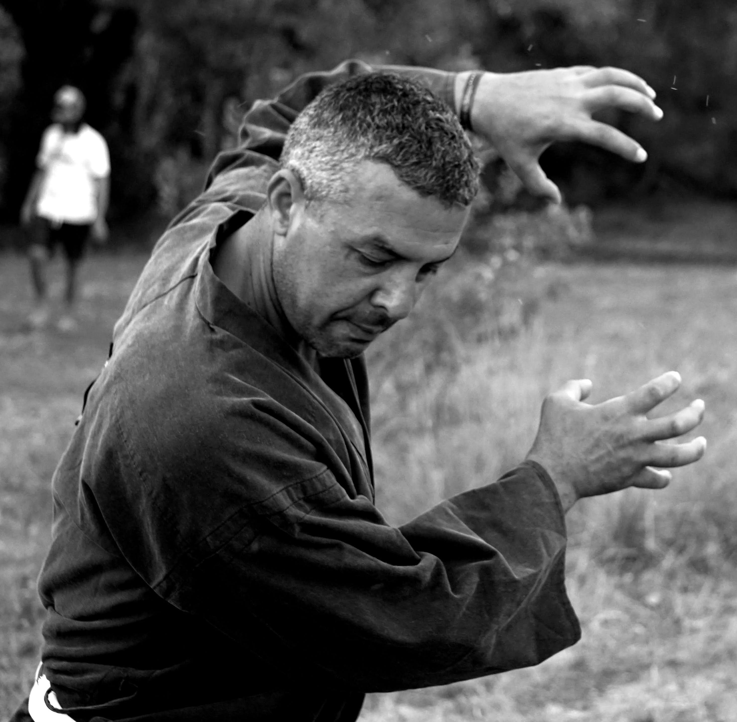 Adda Keliche maniant une hallebarde